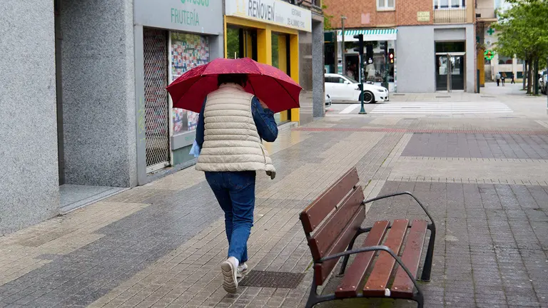 D&iacute;a de viento y paraguas con tiempo gris y chubascos en Pamplona. I&Ntilde;IGO ALZUGARAY