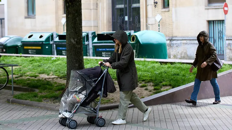 D&iacute;a de viento y paraguas con tiempo gris y chubascos en Pamplona. I&Ntilde;IGO ALZUGARAY