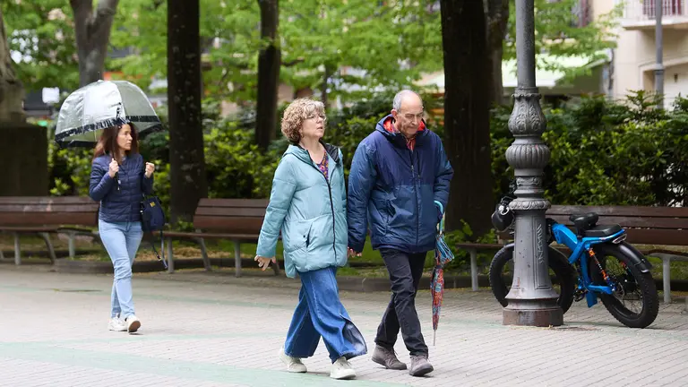 Día de viento y paraguas con tiempo gris y chubascos en Pamplona. IÑIGO ALZUGARAY