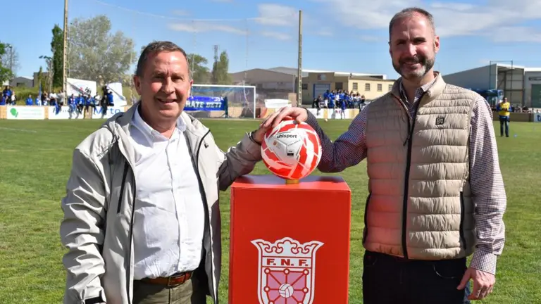 La Federación Navarra de Fútbol presenta los balones oficiales 25/26. el presidente de FNF, Rafa Del Amo, y el vicepresidente segundo, Javier Martínez, presentaron el esférico.