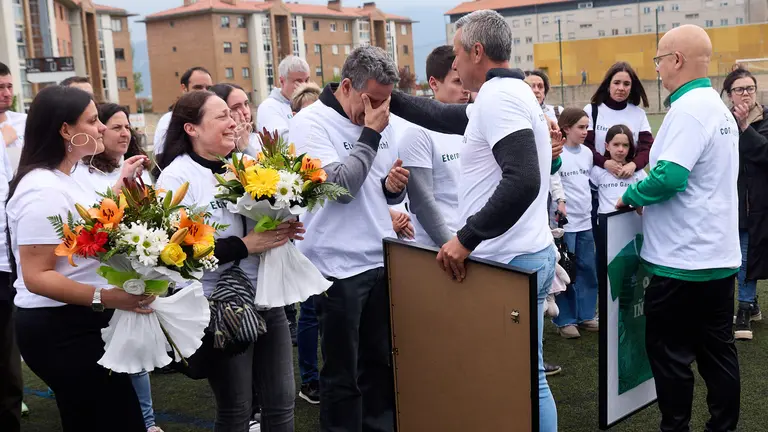 Familiares, compañeros, amigos y vecinos homenajean antes del comienzo del partido de fútbol de Regional Preferente del CF Beriain, a Íñigo García Paredes 'Garchi', joven fallecido en accidente de tráfico hace unas semanas. IÑIGO ALZUGARAY
