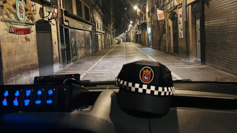 Una patrulla de la Policía Municipal de Pamplona durante la noche en el Casco Antiguo de Pamplona. POLICÍA MUNICIPAL