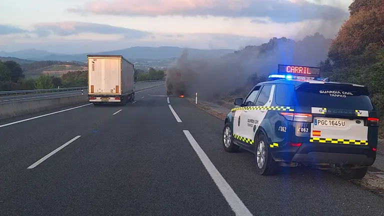 Guardia Civil atiende el incendio de un camión rígido en la A12 en Ayegui. GUARDIA CIVIL