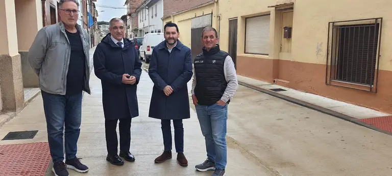 I-D: el arquitecto municipal de Sartaguda, Jesús García; el consejero Óscar Chivite, el director general, Jesús Mari Rodríguez, y el alcalde de Sartaguda, José Ignacio Eguizábal. GOBIERNO DE NAVARRA