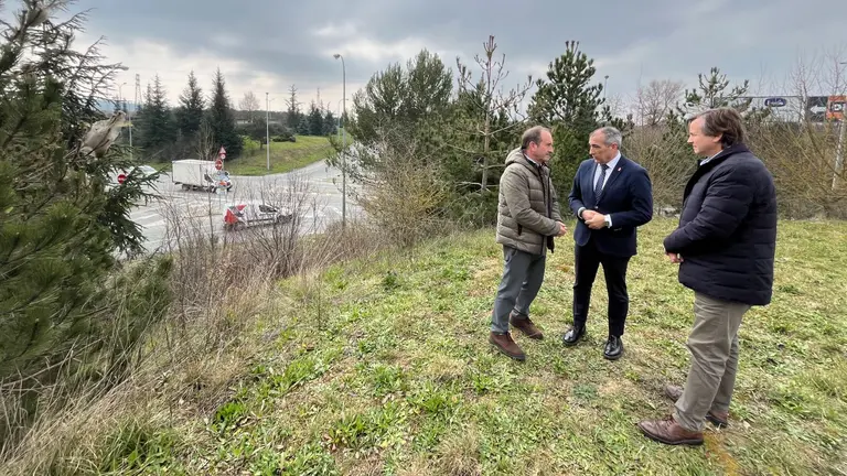 De izda dcha: el alcalde del Valle de Aranguren, Manuel Romero; el consejero Chivite; y el director general de Obras Públicas e Infraestructuras; Pedro López. GOBIERNO DE NAVARRA