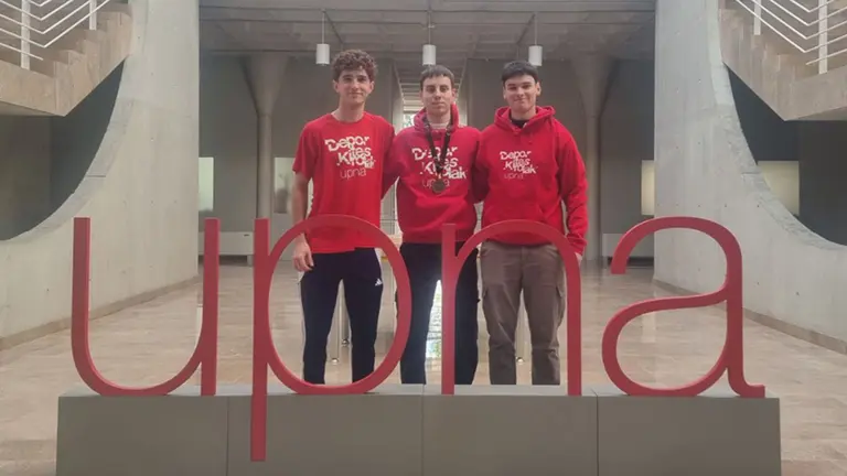 De izq. a dcha., los tiradores de espada del equipo de esgrima de la UPNA: Mateo Urmeneta, Alejandro Galdeano (bronce) y Alejandro Moreno. CEDIDA