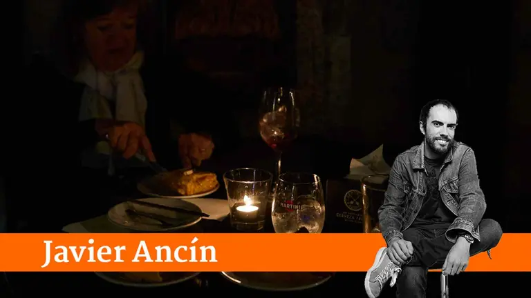 Una persona comiendo a la luz de las velas tras el apagón. IÑIGO ALZUGARAY