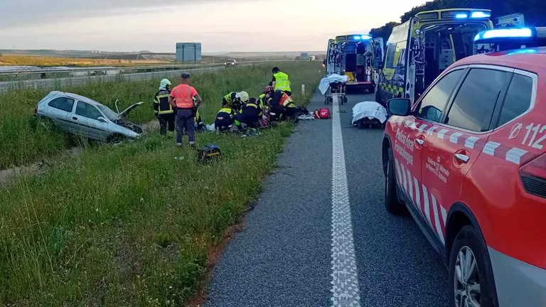 Los servicios de emergencias atienden a uno de los heridos en el accidente. POLICÍA FORAL