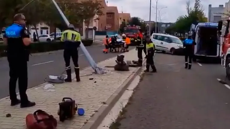 Lugar del accidente en Tudela en el que han resultado heridos tres jóvenes. BOMBEROS DE NAVARRA