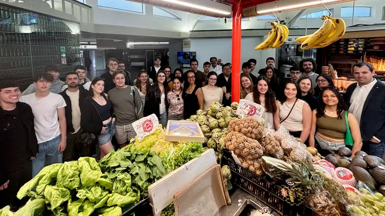 ‘Reyno Gourmet Mercado Ensanche’: El director general de Desarrollo Rural del Gobierno de Navarra, Rubén Goñi (derecha), con estudiantes del Basque Culinary Center en el Mercado del Ensanche de Pamplona. CEDIDA