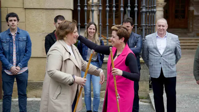 Las alcaldesas de Estella-Lizarra y Villatuerta, Marta Ruiz de Alda, y María José Calvo, respectivamente, durante el intercambio de varas en las basílica de El Puy. AYUNTAMIENTO DE ESTELLA