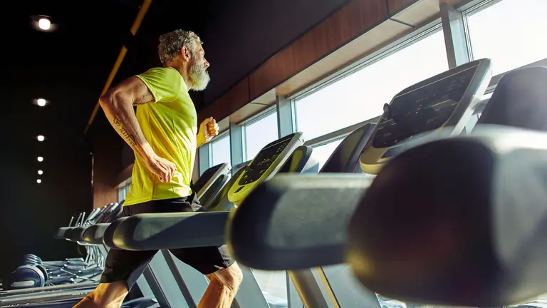 Un 13% de los casos de alzhéimer puede atribuirse a la falta de actividad física. Shutterstock - Kostiantyn Voitenko