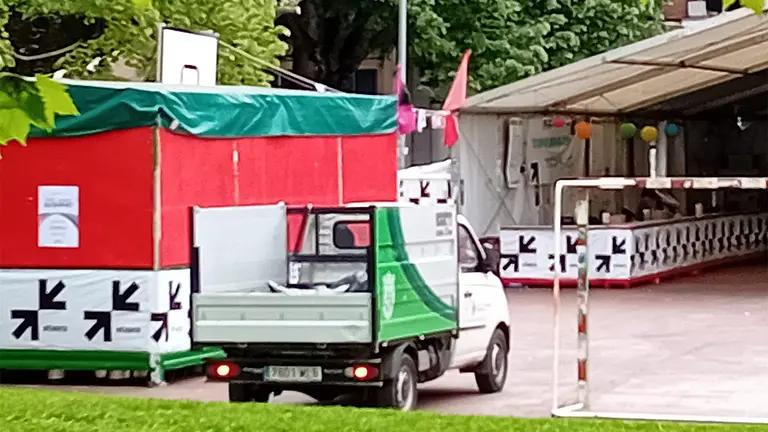 Algunos de los carteles a favor de los presos de ETA en fiestas de la Chantrea. UPN