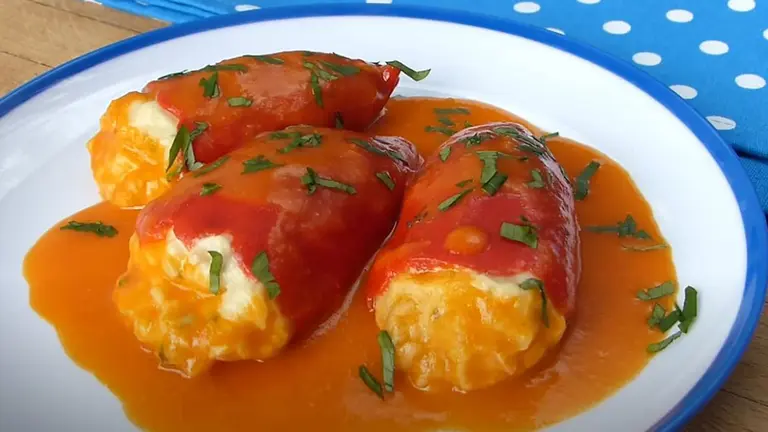 Un plato de pimientos rellenos preparado para degustar. Cedida.