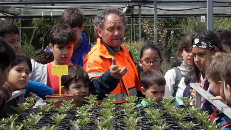 Imaagen de varios niños en una visita al vivero de Miluce. AYUNTAMIENTO DE PAMPLONA