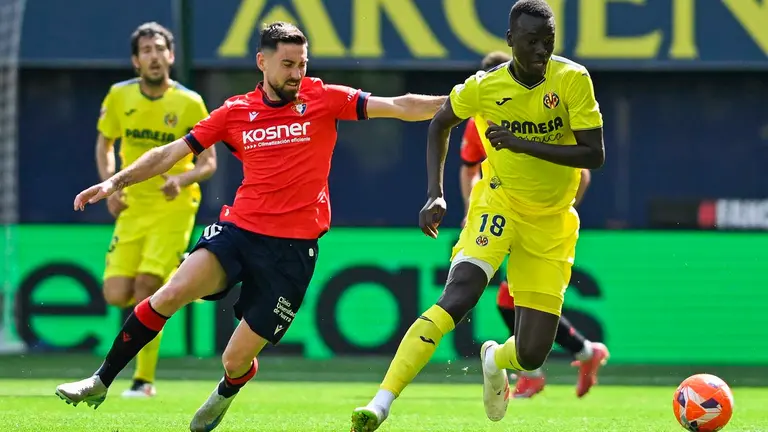 El centrocampista francés del Villarreal Pape Alassane (d) pelea una posesión con el centrocampista del Osasuna Moi Gómez este sábado durante el partido de la jornada 34 de LaLiga EA Sports, entre el Villarreal CF y el CA Osasuna, celebrado en el Estadi de la Ceràmica en Villarreal. EFE/ Andreu Esteban
