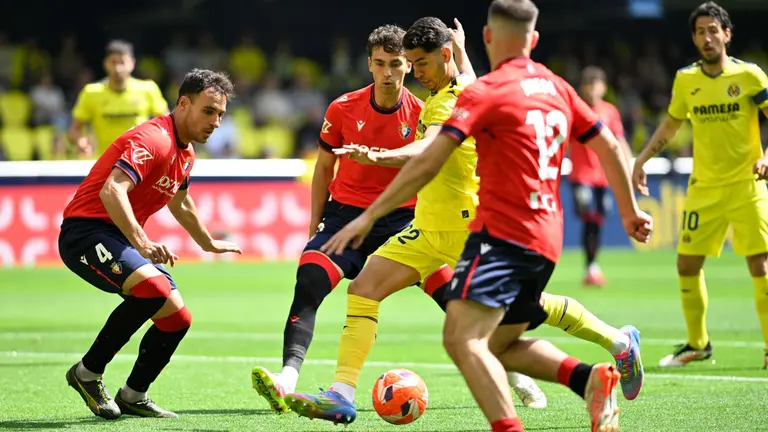 El delantero del Villarreal Ayoze Pérez (c) chuta rodeado de adversarios para anotar un tanto este sábado durante el partido de la jornada 34 de LaLiga EA Sports, entre el Villarreal CF y el CA Osasuna, celebrado en el Estadi de la Ceràmica en Villarreal. EFE/ Andreu Esteban