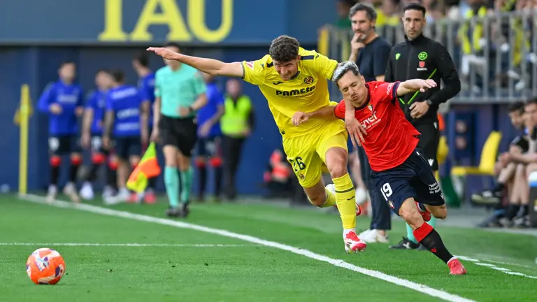 El defensa del Villarreal Pau Navarro (i) pelea una posesión ante del centrocampista del Osasuna Bryan (d) este sábado durante el partido de la jornada 34 de LaLiga EA Sports, entre el Villarreal CF y el CA Osasuna, celebrado en el Estadi de la Ceràmica en Villarreal. EFE/ Andreu Esteban