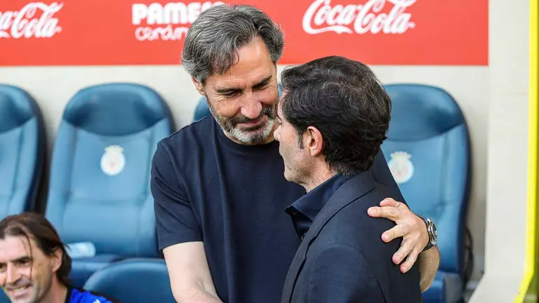Vicente Moreno saluda a Marcelino García en el partido Villarreal - Osasuna. Ivan Terron / AFP7 / Europa Press