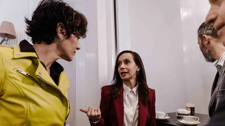 La presidenta de Red Eléctrica, Beatriz Corredor, con la misnistra navarra Elma Saiz. EUROPA PRESS