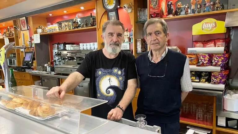 Alberto Rincón y Patxi Beperet en la barra del bar Sorgiñe de Pamplona. Navarra.com