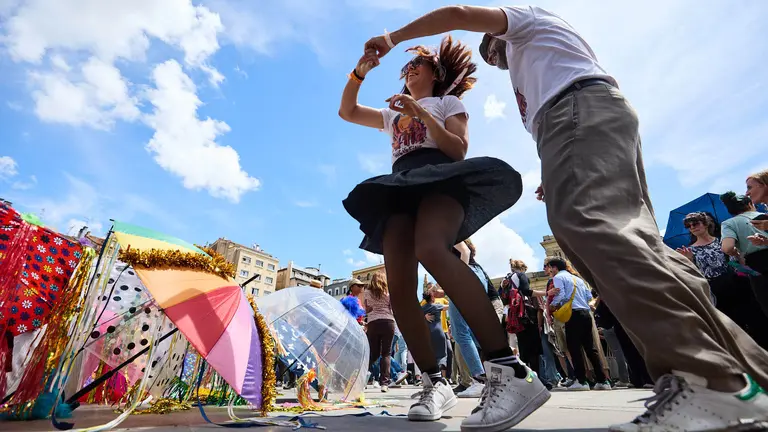 Pasacalles dentro del Spring Lindy Weekend, el festival internacional de Swing Dance, Jazz y cultura Africano-Americana que se celebra entre el 1 y el 4 de mayo en Pamplona. IÑIGO ALZUGARAY