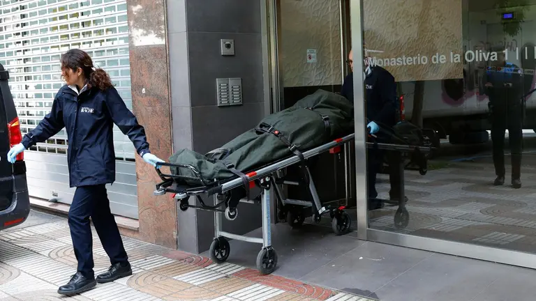 La Policía Municipal de Pamplona investiga un asesinato en un portal de la calle Monasterio de la Oliva de Pamplona. EFE / JESÚS DIGES