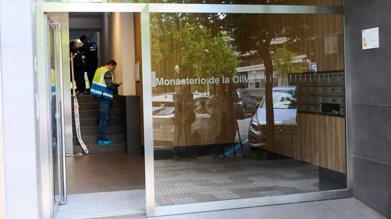 Agentes de la Policía Municipal de Pamplona y de la Policía Nacional investigan la muerte violenta de un hombre en un edificio del barrio de San Juan. IÑIGO ALZUGARAY