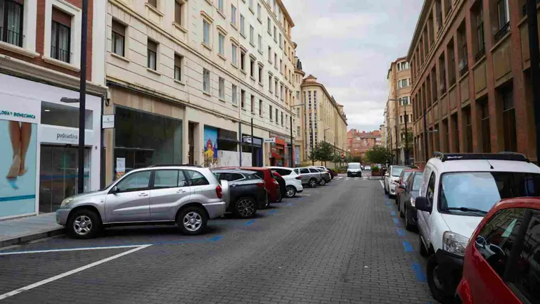 Varios coches aparcados en la Zona Azul en la calle Tafalla en el II Ensanche de Pamplona. IÑIGO ALZUGARAY