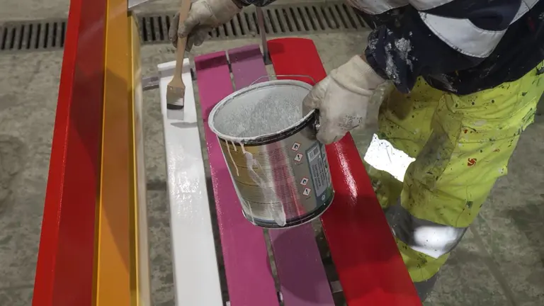 El Ayuntamiento pinta 25 bancos por toda la ciudad con los colores de las banderas de diferentes colectivos. AYUNTAMIENTO DE PAMPLONA