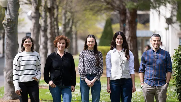 De izq. a dcha.: Isabel S. de Soto, Ester Alonso, Ivana Kirilova y Miren Zorrilla e Iñigo Virto, en el campus de la UPNA. CEDIDA