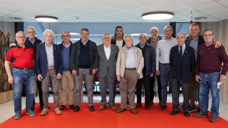 Osasuna entrega su Insignia de Oro a diez socios al cumplir los 50 años como miembros del club. OSASUNA