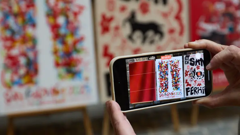 Presentaci&oacute;n de las diez obras finalistas del concurso de carteles de San Ferm&iacute;n 2025, cuyo ganador ser&aacute; elegido por votaci&oacute;n popular. I&Ntilde;IGO ALZUGARAY