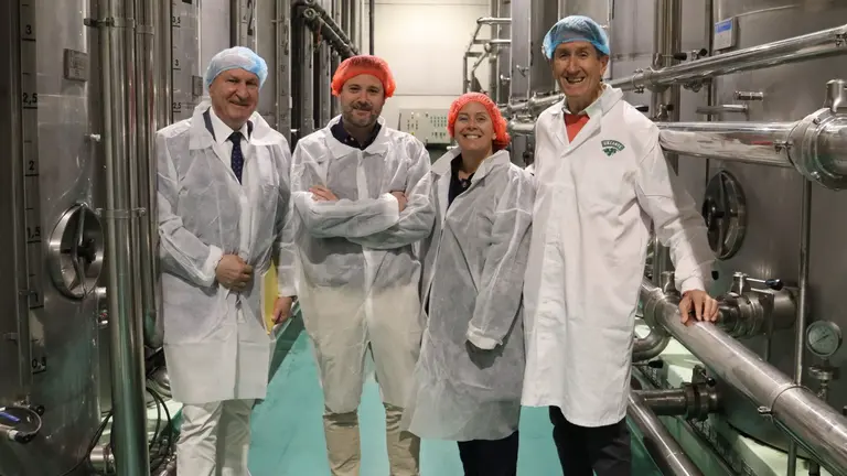 El alcalde y la concejala de Industria visitan Aceites Urzante para conocer su actividad y sus necesidades. CEDIDA