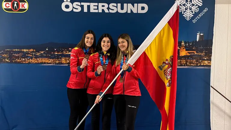 De izq. a dcha., Nerea, Elena y Leyre Torralba Viela, estudiantes de la UPNA, con sus medallas en el Campeonato Europeo de Suecia. CEDIDA