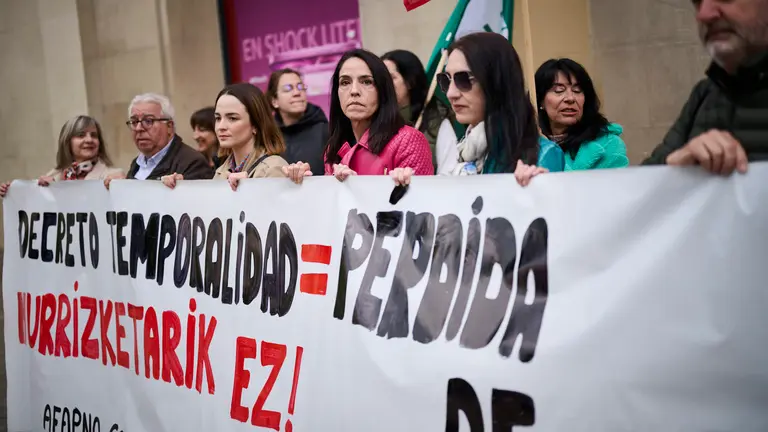 Los sindicatos Afapna, CCOO, ELA y UGT, se concentran en protesta por "lo ocurrido con el decreto-ley foral de medidas urgentes para la reducción de la temporalidad". PABLO LASAOSA