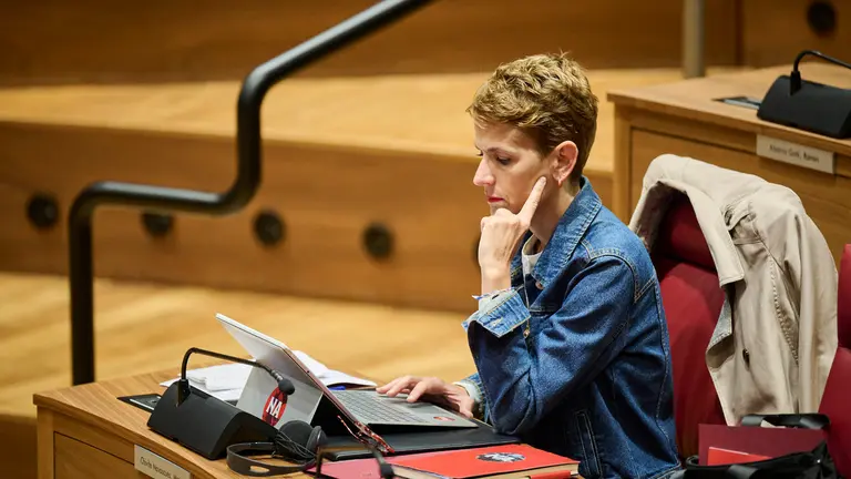 La presidenta del Navarra María Chivite junto a Laura Aznal de EH Bildu minutos antes de comenzar el pleno del Parlamento. PABLO LASAOSA