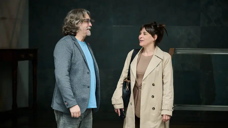 La consejera de Vivienda Begoña Alfaro junto a Daniel López de Contigo Navarra durante el pleno del Parlamento. PABLO LASAOSA