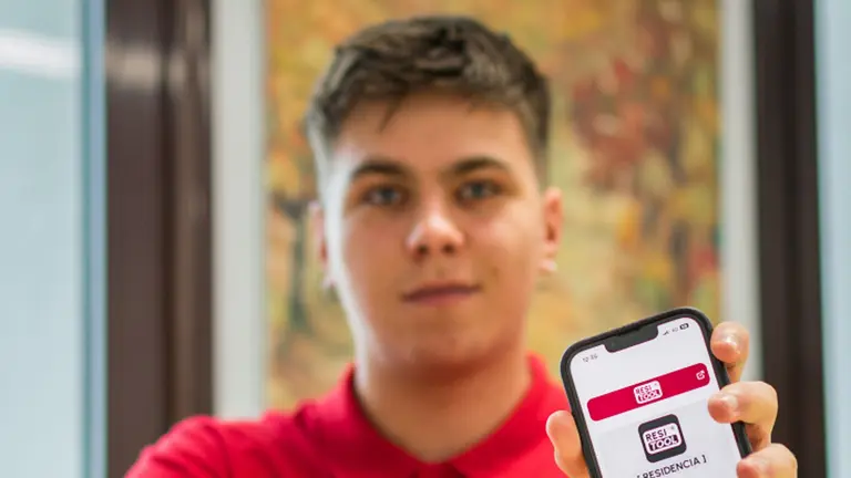 Adrián Gheorghe Pop posa junto a su 'app', Resitool. CEDIDA