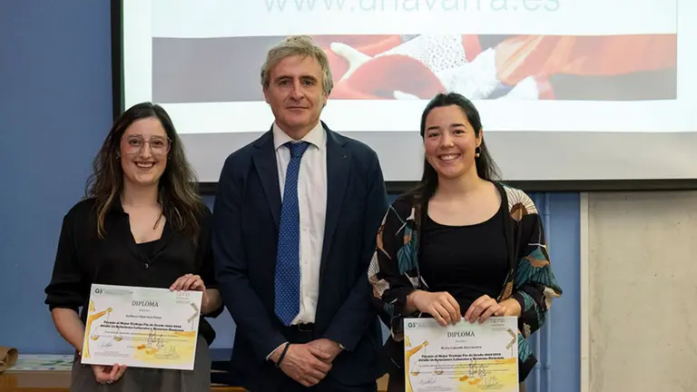 Premiadas a los mejores trabajos fin de estudios. De izda. a dcha., Aurkene Churruca, David Delgado Ramos (presidente del Colegio Oficial de Graduados Sociales) y María Cañardo. CEDIDA