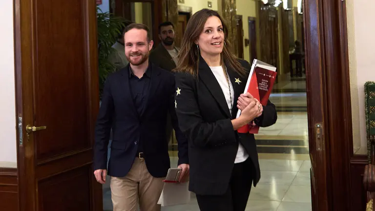 Xabier Sagardoy y Marina Curiel en el Pleno ordinario del Ayuntamiento de Pamplona. IÑIGO ALZUGARAY