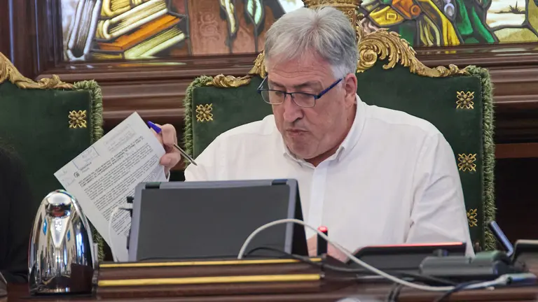 Joseba Asirón en el Pleno ordinario del Ayuntamiento de Pamplona. IÑIGO ALZUGARAY