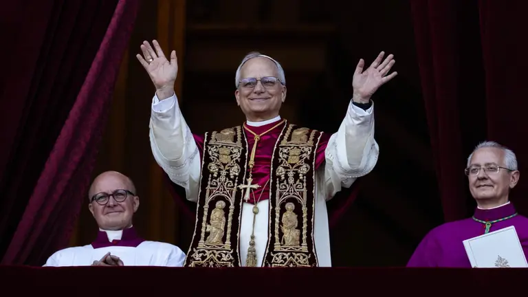 Robert Prevost, el nuevo Papa León XIV, saluda desde el balcón a los miles de fieles congregados en la plaza de San Pedro del Vaticano tras ser elegido en el Cónclave por los cardenales. Photo: Oliver Weiken/dpa