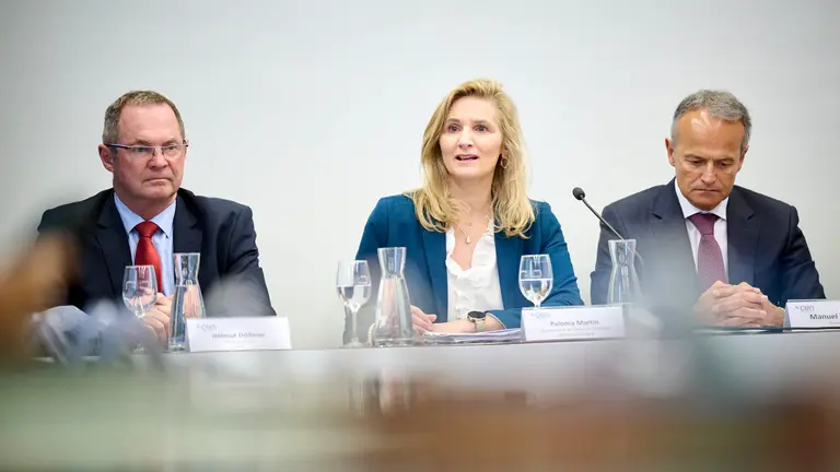 La vicesecretaria de Desarrollo Sostenible del Partido Popular, Paloma Martín, y el presidente del Partido Popular de Navarra, Javier García, participan en un encuentro sobre vivienda con diversas entidades y empresas del sector. PABLO LASAOSA
