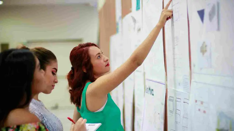 Opositoras consultando en el tablón de anuncios los resultados de la prueba de oposición y las listas de contratación. JAVIER TRUEBA / UNSPLASH