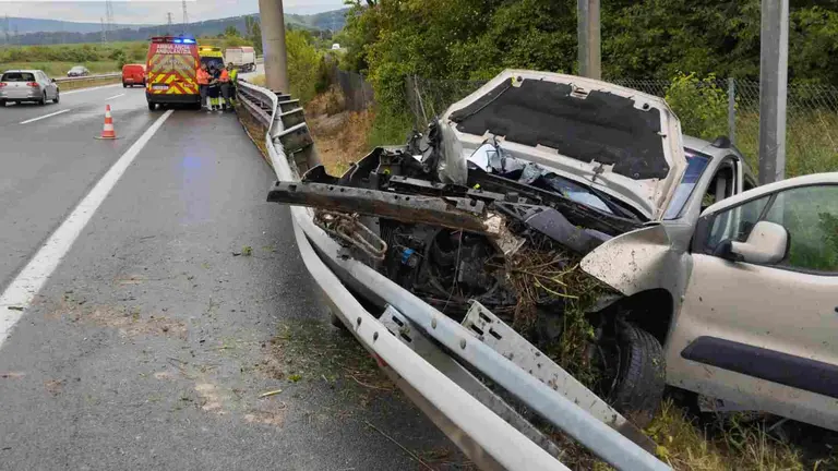 El coche ha saltado la mediana y ha quedado siniestro total. BOMBEROS DE NAVARRA