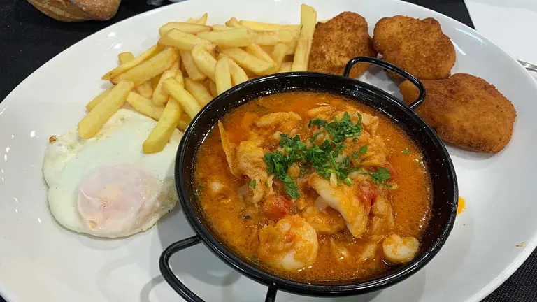 Uno de los espectaculeres platos combinados del restaurante Iratxe en Ayegui. Navarra.com