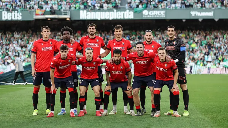 El once titular del equipo rojillo ante el Betis en el estadio Benito Villamarín. CA Osasuna.