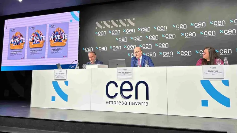 Iñaki Mendióroz, Carlos Fernández Valdivielso e Idoia Pozo en la presentación de la campaña. CEN