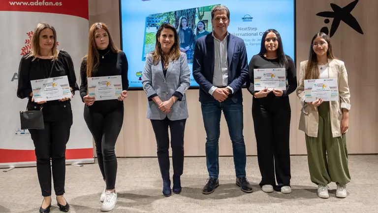 De izquierda a derecha: Isabel Canal (tutora) y los representantes del equipo de Jesuitinas: Haizea Iribarren, Maira Nayeli y Zoe Victoria Lima junto a Isabel Moreno (CaixaBank) e Iñaki Ecay (ADEFAN). CAIXABANK